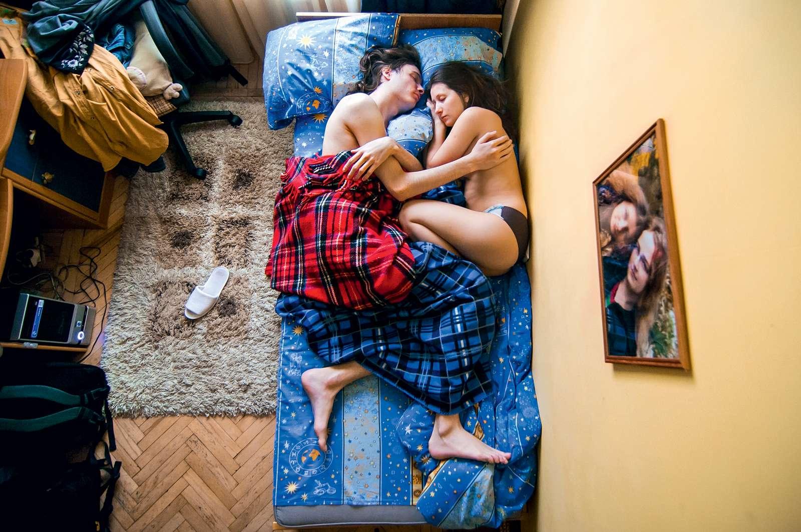 За супружеской парочкой в постели подглядывают и снимают домашнее видео