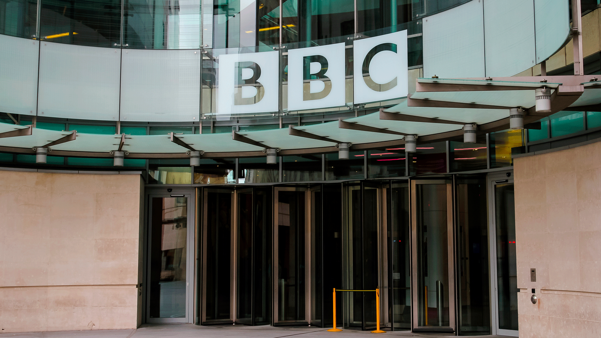 BBC оплатит ставки 150 журналистов в британских районках.