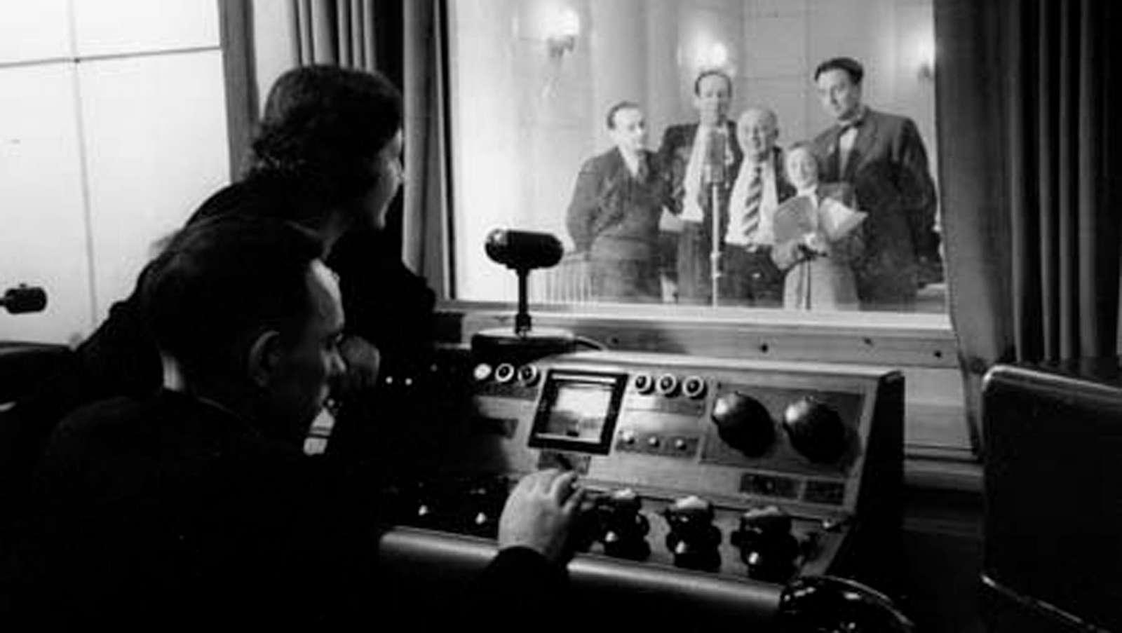 Радиопрограмма споем вместе в течение. Радиовещание в СССР. Студия радиовещание СССР. Первое радиовещание в СССР.