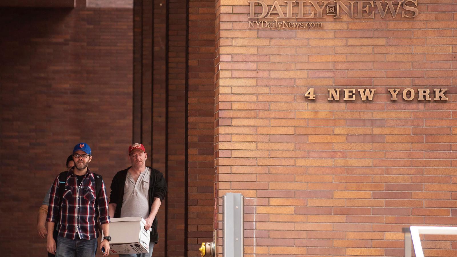 Сокращенные в 2018 году сотрудники The Daily News выносят свои вещи из редакции на Манхэттене. Через два года из-за пандемии в Tribune Publishing решили закрыть этот офис 