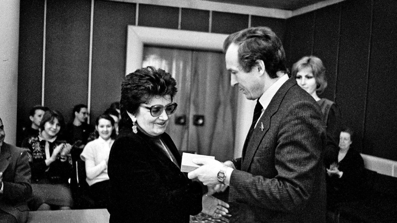 Инна Руденко получает награду ЦК ВЛКСМ. 1986 год