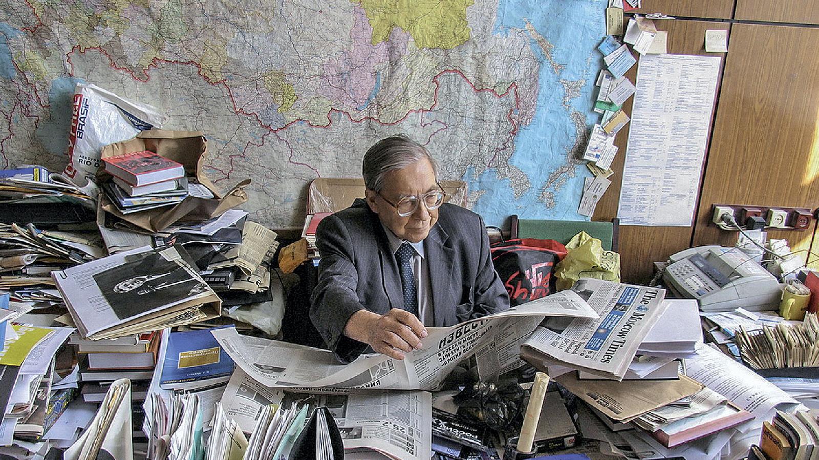 Легенда российской журналистики, декан журфака МГУ Ясен Засурский в своем кабинете
