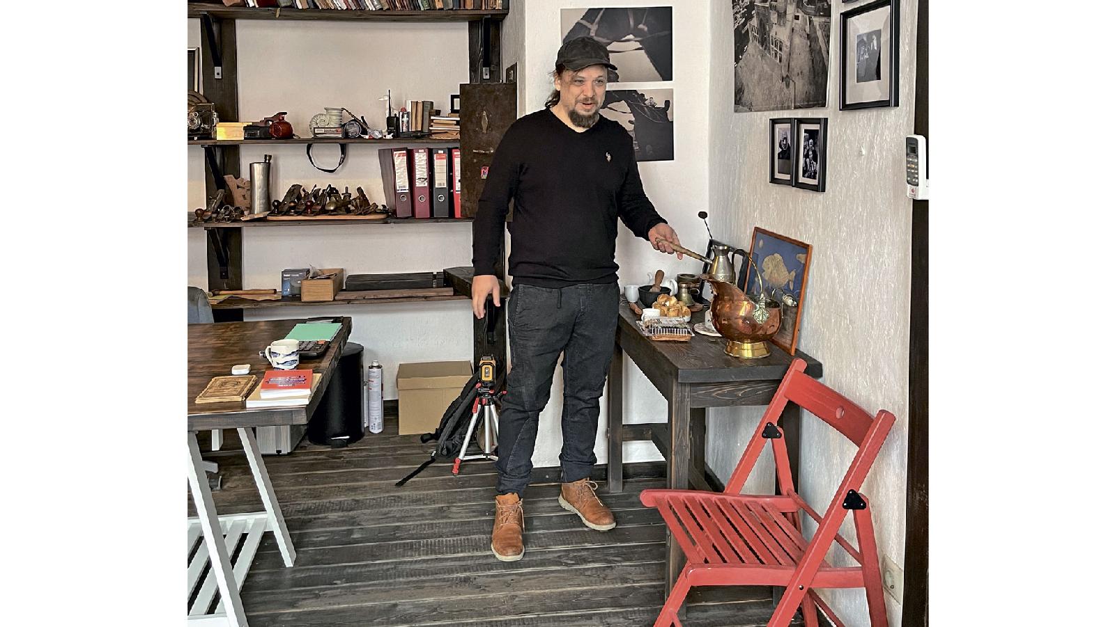 Андрей Смеюха владеет редакторским, фотографическим, столярным и кофейным делами