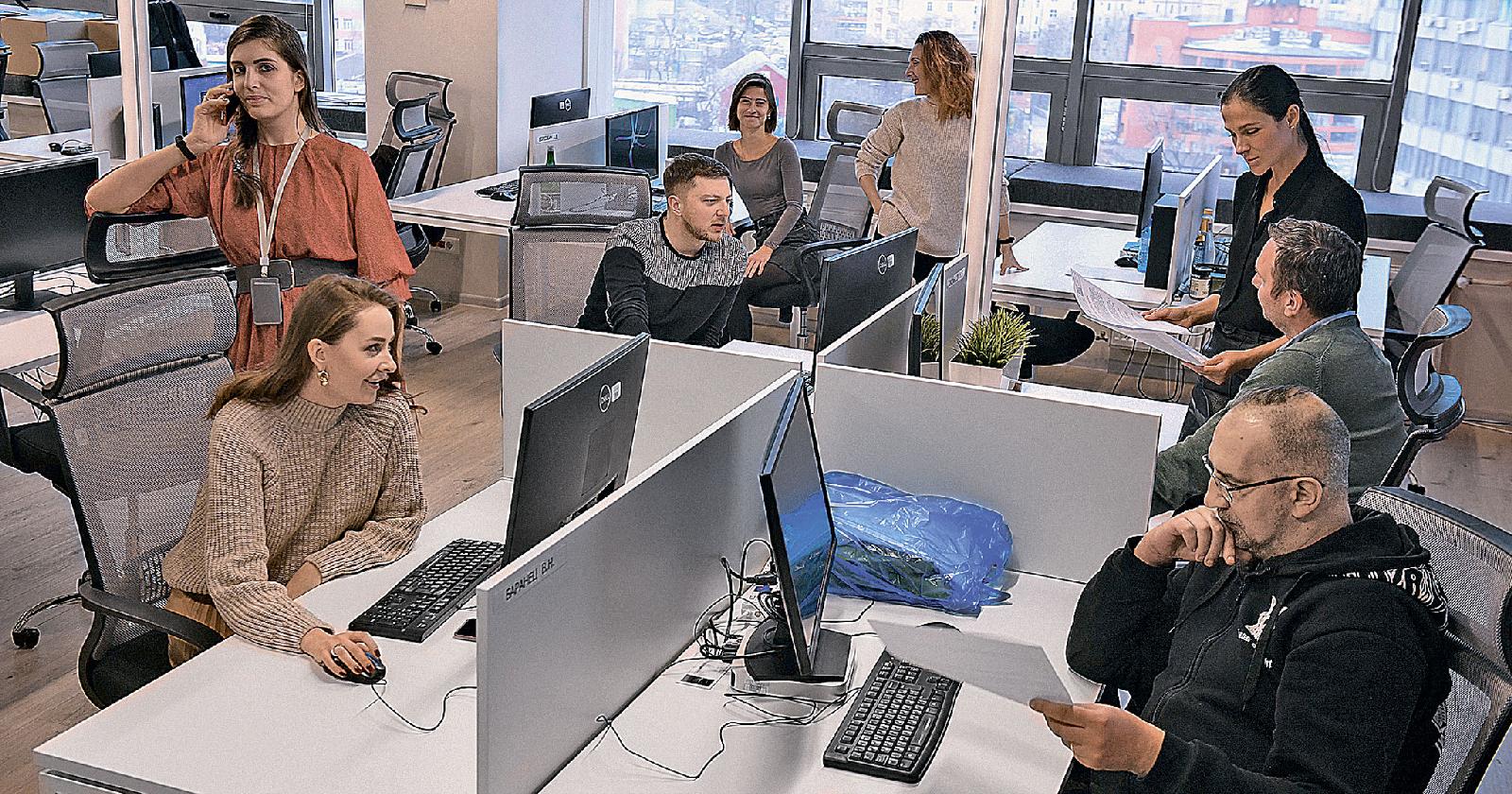 Большинство творческих сотрудников «Комсомольской правды» предпочитают удаленку, поэтому в новом офисе рабочее пространство для них организовано по принципу коворкинга