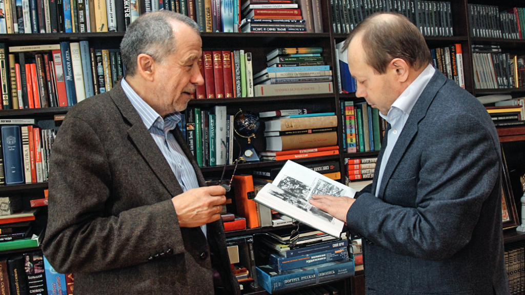Владимир Снегирев (слева) и Владислав Фронин когда‐то вместе начинали в той старой «Комсомолке», а теперь вместе делают «Российскую газету»