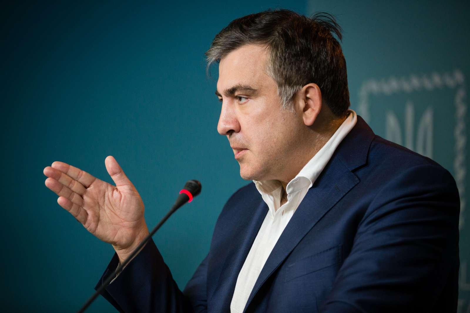 Он вонзил мне ногти в колено: россказни Саакашвили о Путине не перестают удивлять