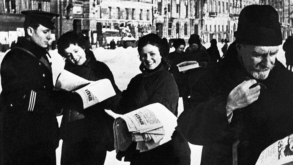 Ленинградцы читают «Правду» с новостью о прорыве блокады