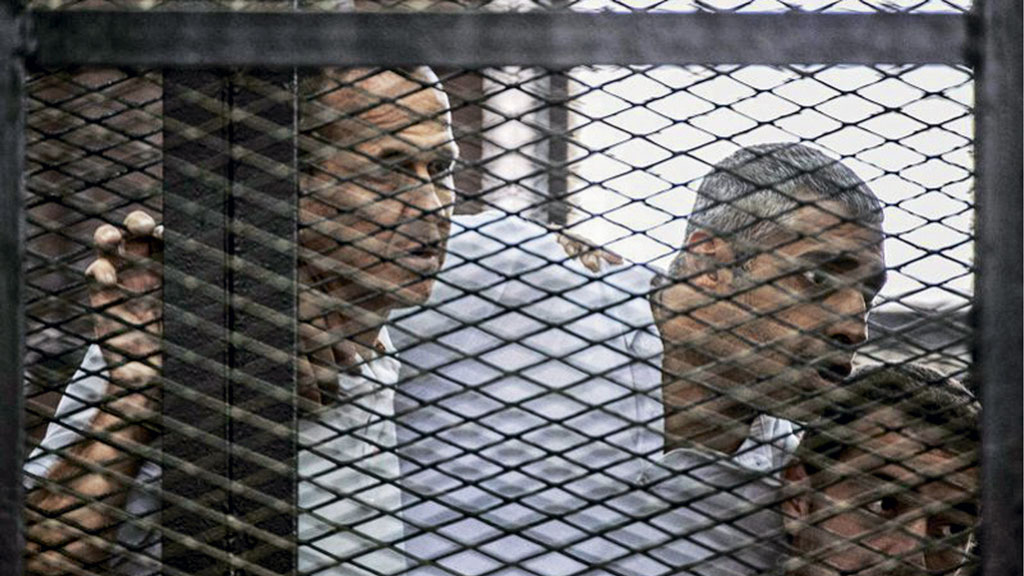 Австралийский корреспондент телекомпании Al-Jazeera Питер Крест и его коллеги слушают выступление защитников во время процесса в каирской тюрьме