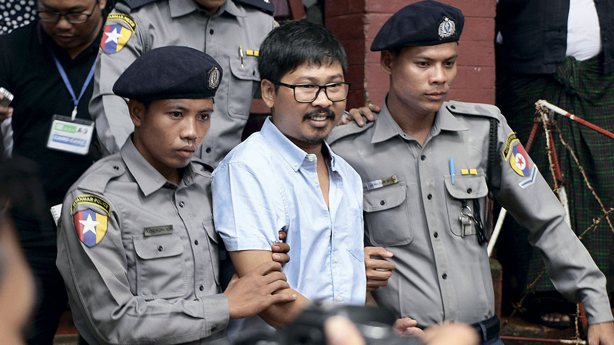 Корреспондент Reuters Ва Лон на выходе из суда в Янгоне (Мьянма). Ему предъявлено обвинение в незаконном получении секретных документов, свидетельствующих о внесудебных убийствах военными мусульман-рохинджа в штате Ракхайн. Июль 2018