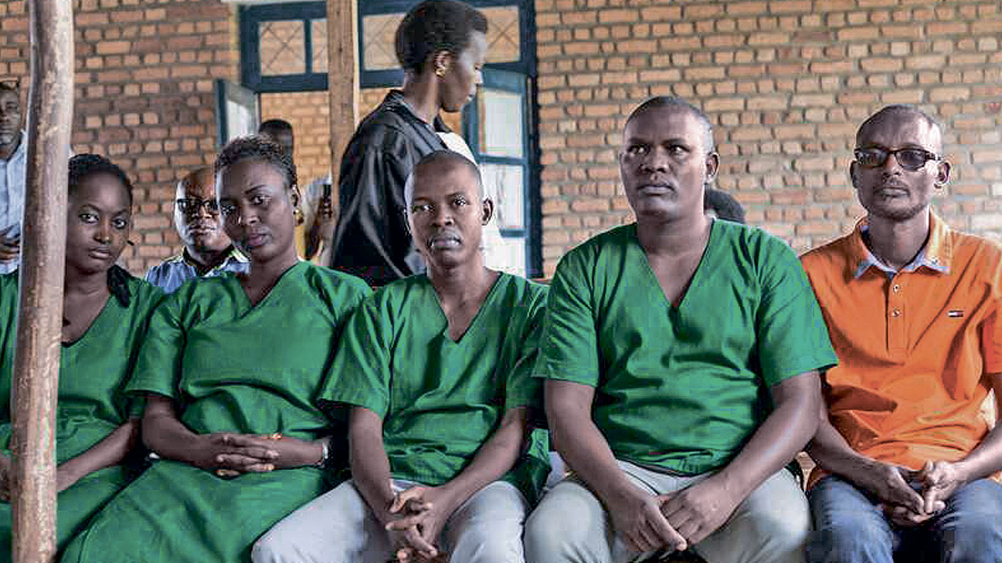 Четверо журналистов из независимой Iwacu Press Group и их водитель в зале суда города Бубанза на западе Бурунди. Их обвинили в заговоре против государственной безопасности. Декабрь 2019