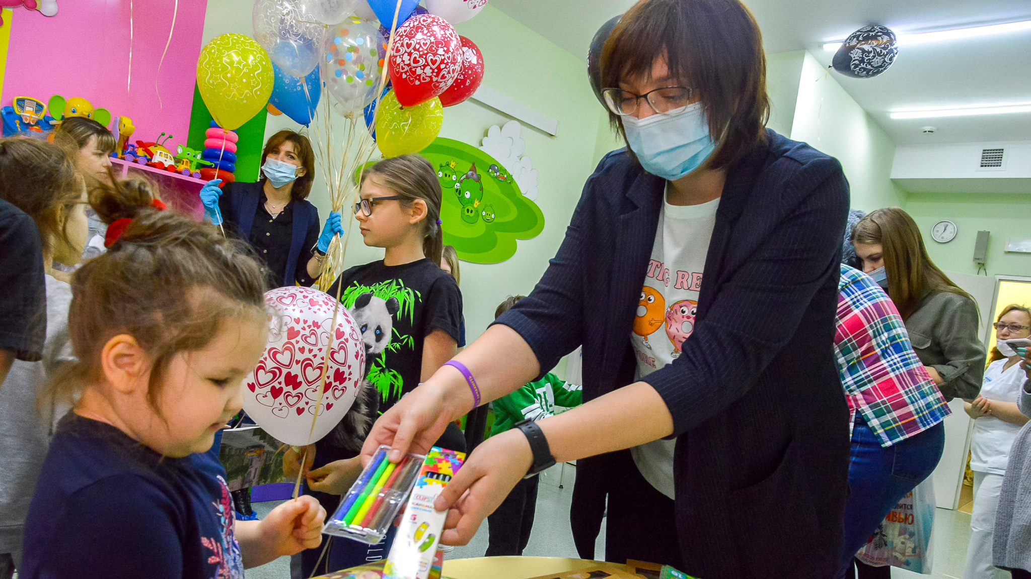 Журналисты вручают подарки маленьким пациентам на празднике «Малыши-карандаши». Март 2022 года