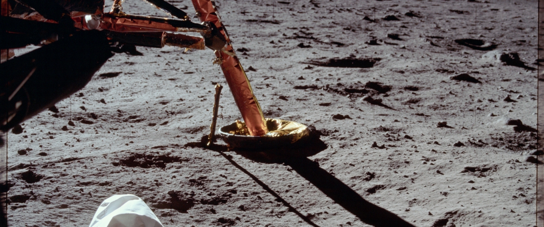 Первый снимок на Луне — мусорный пакет, выброшенный из посадочного модуля