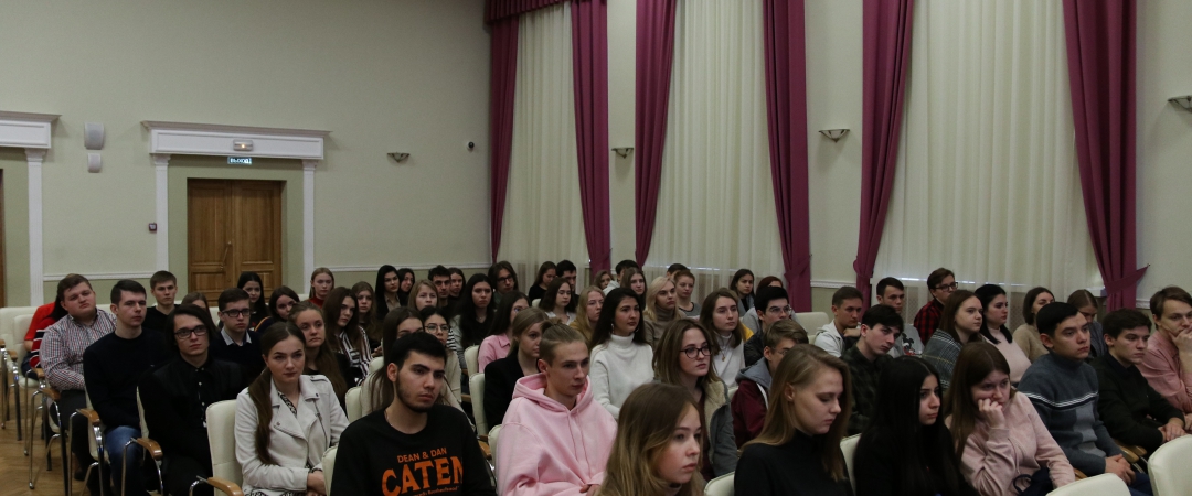 ПсковГУ. Студенты на лекции от иностранных журналистов, участников Форума. Фото: Софья Аул