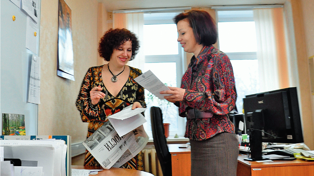 Ответственный секретарь Ольга Трофимова и ее заместитель, дизайнер Ольга Волкова, работают над очередным номером