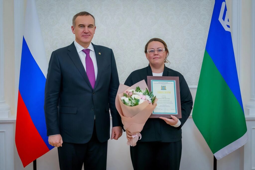 В 2025 году заместитель главного редактора газеты «Знамя» Ольга Ступак стала лауреатом престижной премии «Признание». Награду вручил губернатор Югры Руслан Кухарук